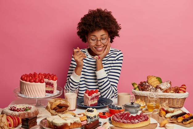 Photo gratuite gros plan sur la femme ayant un repas sucré sain