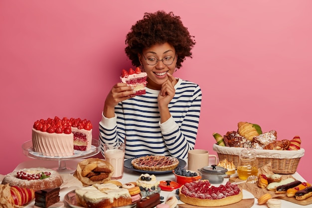 Gros plan sur la femme ayant un repas sucré sain