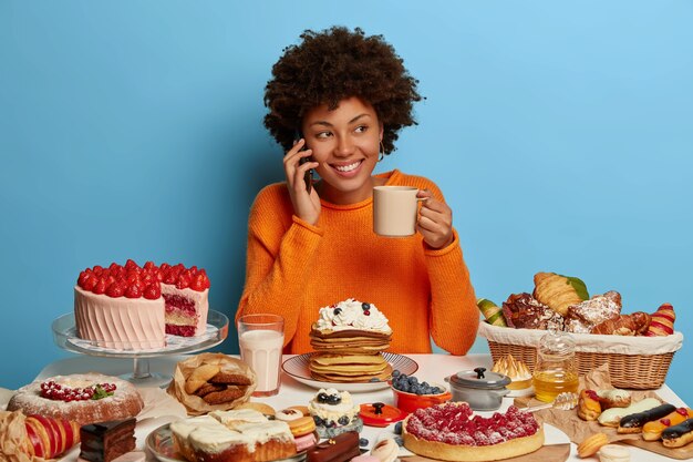 Gros plan sur la femme ayant un repas sucré sain