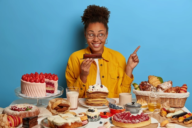 Photo gratuite gros plan sur la femme ayant un repas sucré sain