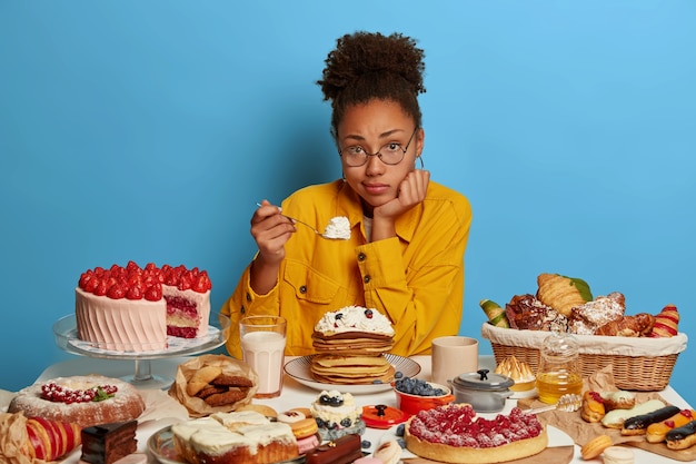 Photo gratuite gros plan sur la femme ayant un repas sucré sain