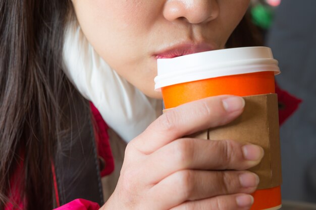 Gros plan, femme, boire un café