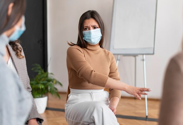 Photo gratuite gros plan femme bouleversée portant un masque