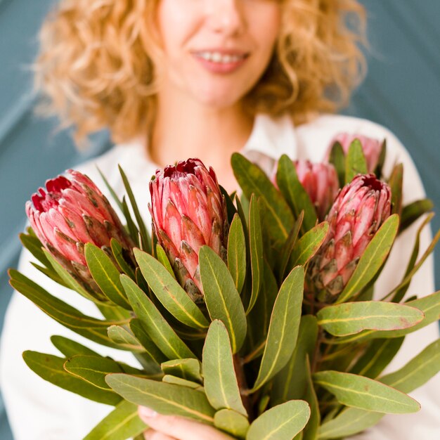 Gros plan, femme, bouquet, sourire