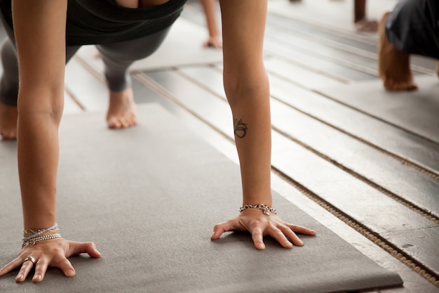 Gros plan, de, femme, bras, dans, pose planche