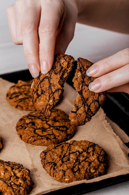 gros plan, femme, briser, délicieux, biscuits