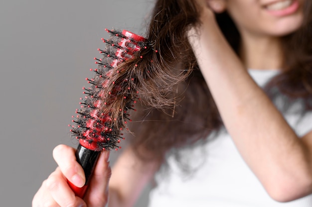 Gros plan, femme, brosse, cheveux