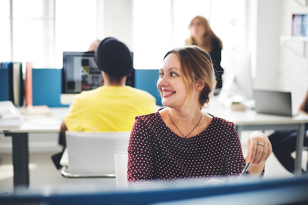 Gros plan d&#39;une femme caucasienne joyeuse travaillant au bureau