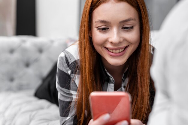 Gros plan, femme, communiquer téléphone