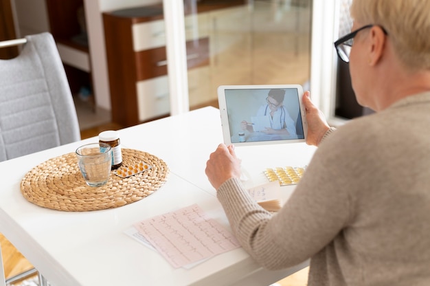 Gros plan femme consultant un médecin en ligne