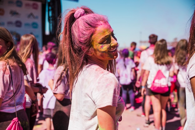 Gros plan, femme, couvert, holi, poudre