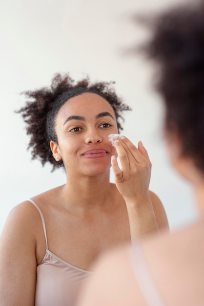 Photo gratuite gros plan femme avec crème pour le visage