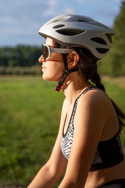 Gros plan d'une femme cycliste à l'extérieur