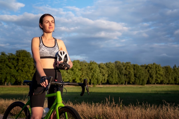 Photo gratuite gros plan d'une femme cycliste à l'extérieur