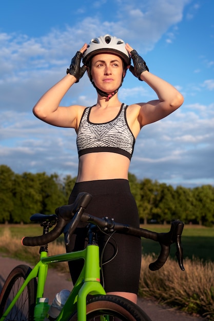 Photo gratuite gros plan d'une femme cycliste à l'extérieur