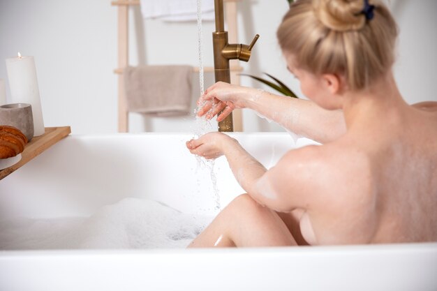 Gros plan femme dans la baignoire