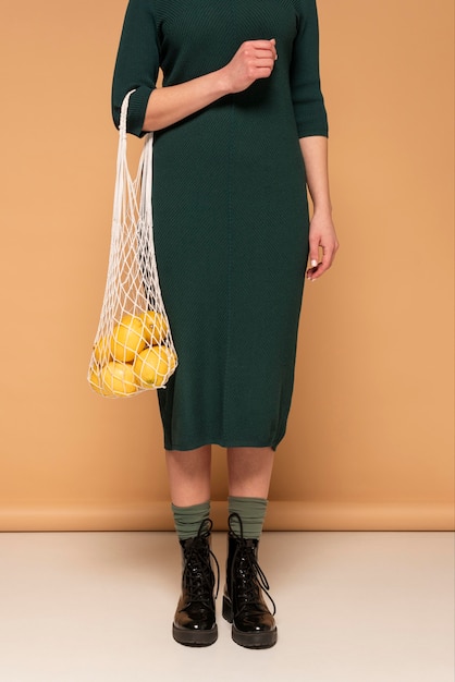 Gros plan femme dans des vêtements décontractés transportant un sac tortue réutilisable