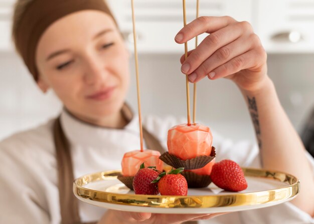 Gros plan femme avec un délicieux dessert