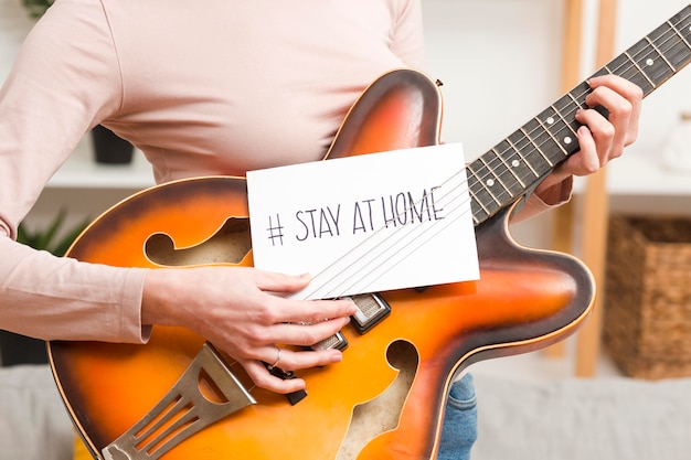 Gros plan, femme, divan, guitare