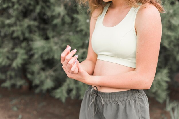 Gros plan, femme, douleur, poignet