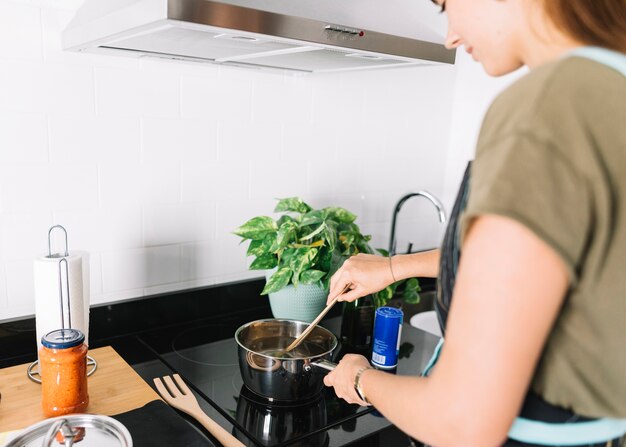 Gros plan, de, femme, eau bouillante, dans, les, casserole