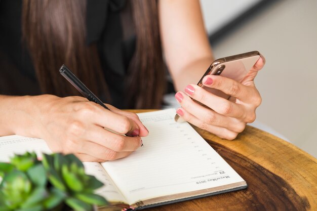 Gros plan femme écrit depuis téléphone