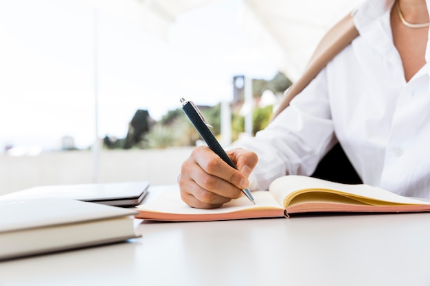 Gros plan, femme, écriture, sur, cahier