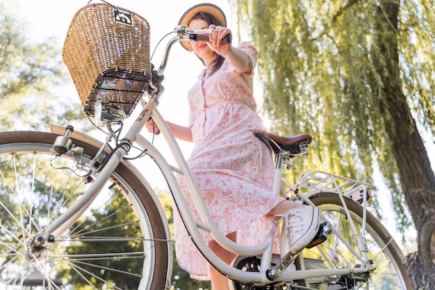 Gros plan femme élégante à vélo