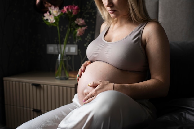 Photo gratuite gros plan femme enceinte sur lit