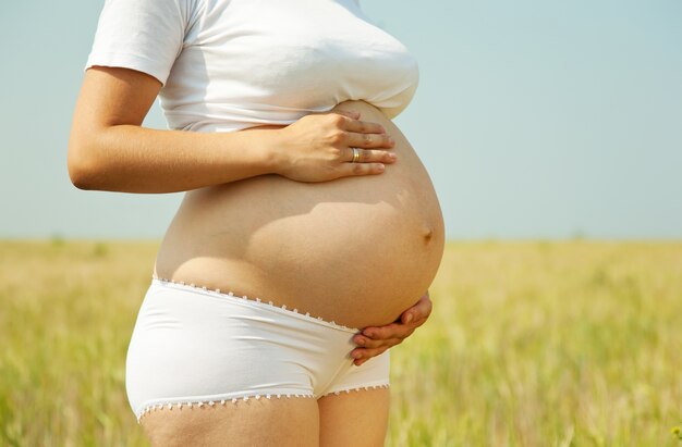 Gros plan de femme enceinte