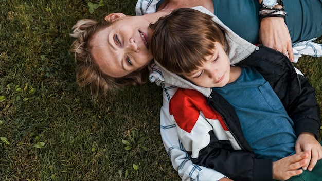 Photo gratuite gros plan femme et enfant sur l'herbe