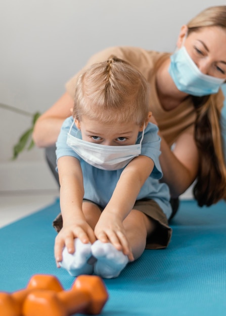 Gros plan femme et enfant portant des masques faciaux