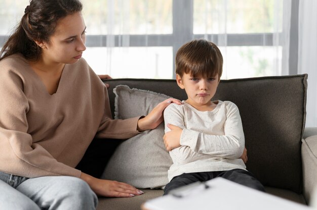 Gros plan femme et enfant à la thérapie