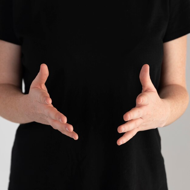 Gros plan femme enseignant la langue des signes