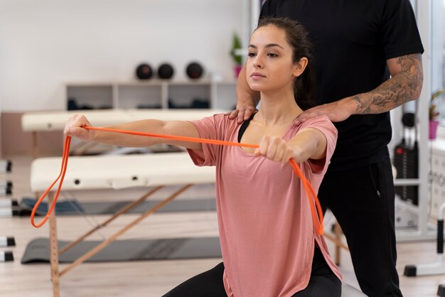 Gros plan femme exerçant avec bande