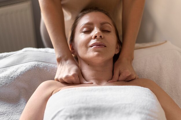 Gros plan, femme, expérience massage