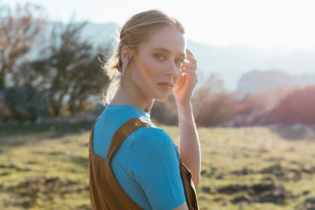 Gros plan femme face à la caméra au soleil