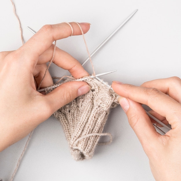 Photo gratuite gros plan d'une femme faisant du crochet