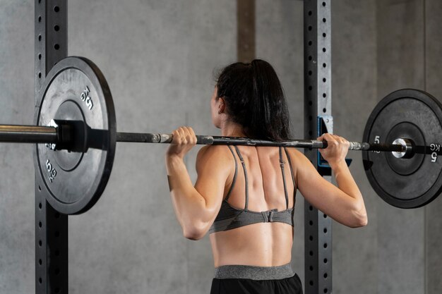 Gros plan sur une femme faisant de l'entraînement crossfit