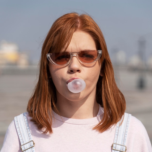 Gros plan, femme, à, gomme