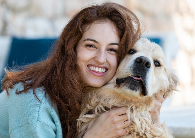 Gros plan femme heureuse avec chien