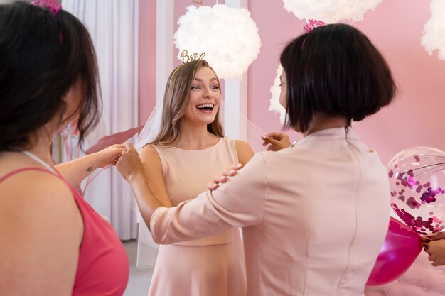 Gros plan femme heureuse à l'enterrement de vie de jeune fille