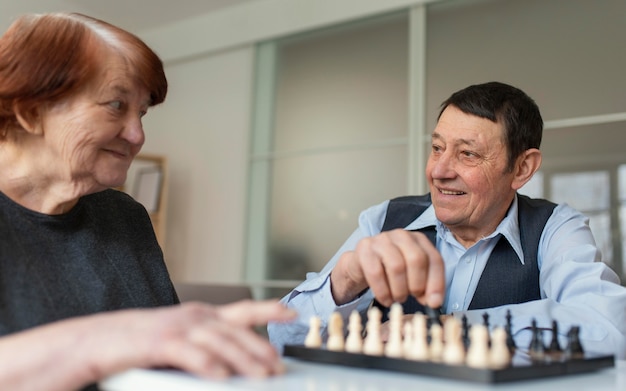 Gros plan femme et homme jouant aux échecs