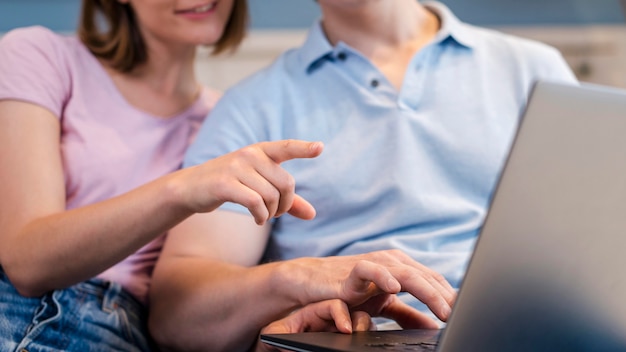 Gros plan femme et homme se détendre ensemble