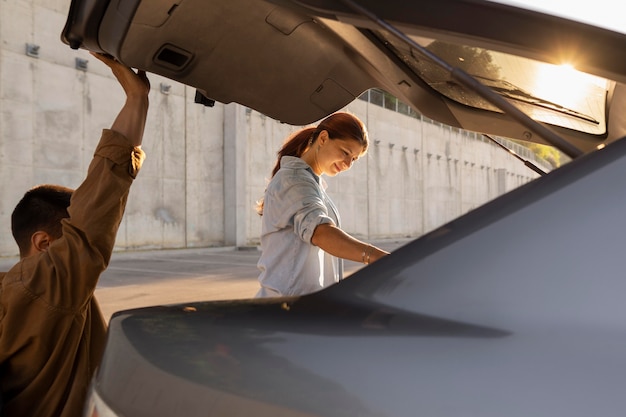 Photo gratuite gros plan femme et homme avec voiture