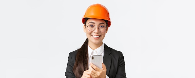 Photo gratuite gros plan d'une femme ingénieure en chef réussie architecte de construction dans un casque de sécurité et un sui d'affaires