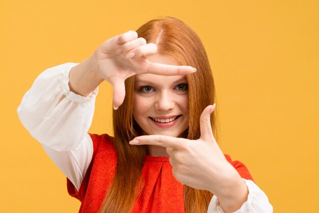 Gros plan, femme, jaune, fond