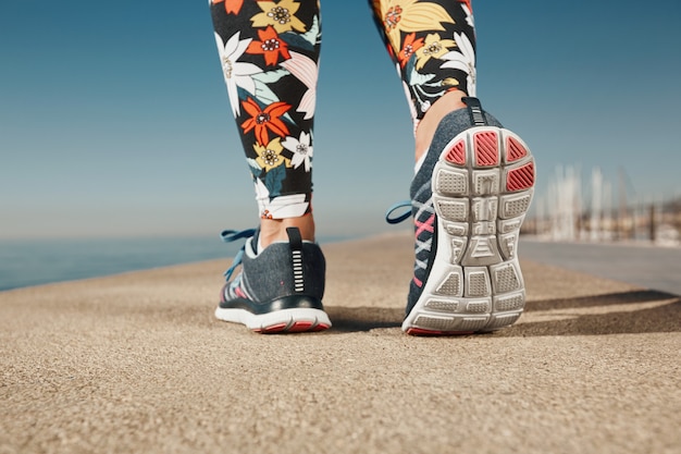 Gros plan de femme jogger près de la mer