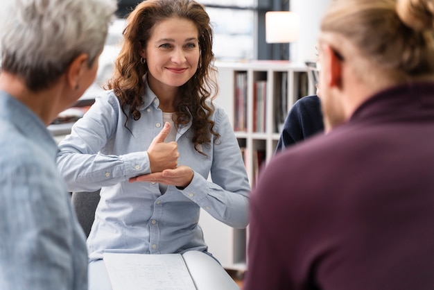 Gros plan femme avec la langue des signes