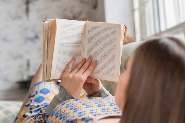 Gros plan, femme, lecture, livre, maison